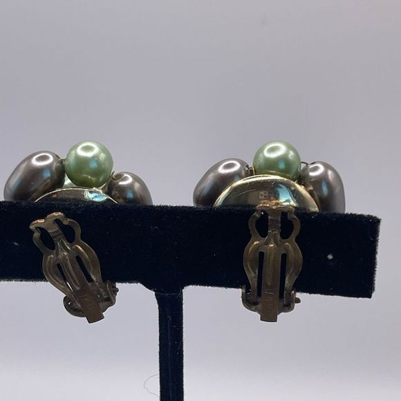 Vintage Shades of Green Acrylic Beaded Clip On Earrings 1950’s signed Japan - Picture 6 of 7